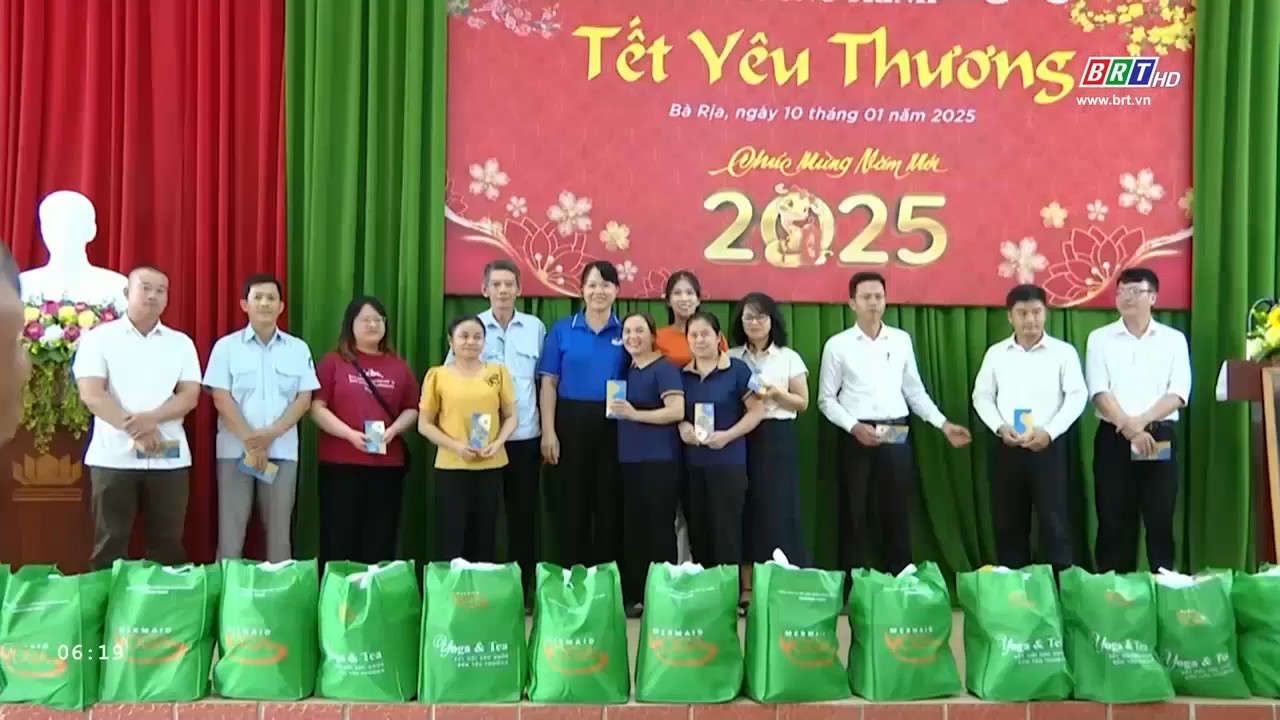 “Tết yêu thương” trao tặng 200 phần quà tết cho viên chức khó khăn